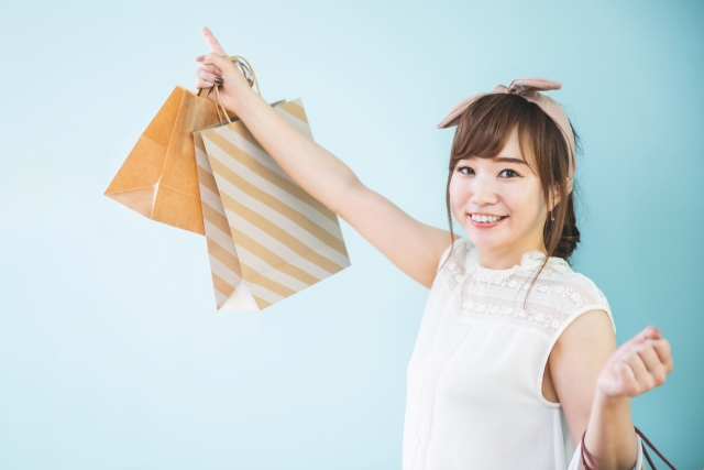 鶴ヶ島にあるショッピング施設で買い物をした女性の画像